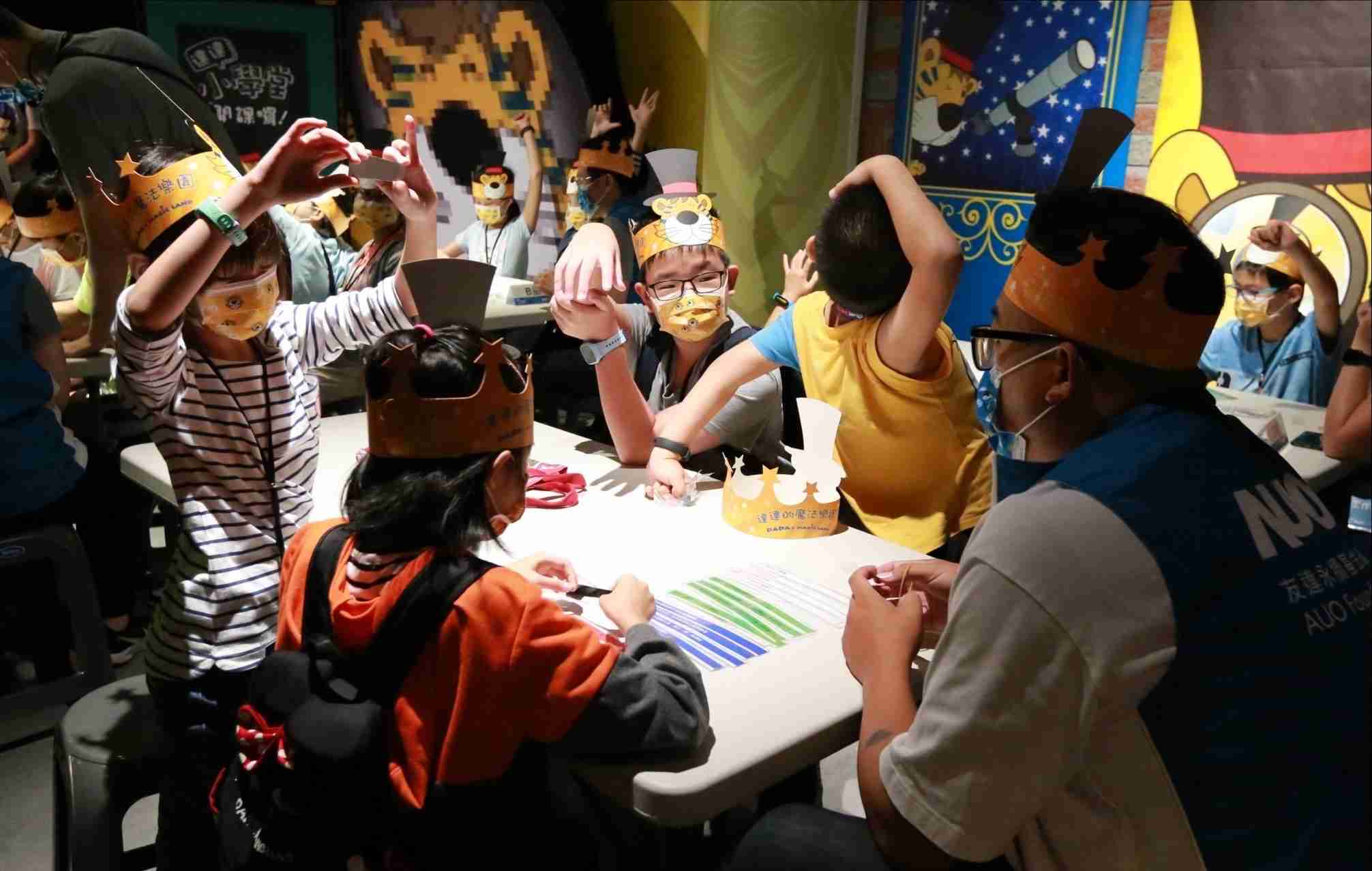 龙门国际以永续理念推动全人教育计划，，内外结盟储备科普教育人才，，荣获亚太永续行动奖社会共融面的金奖肯定