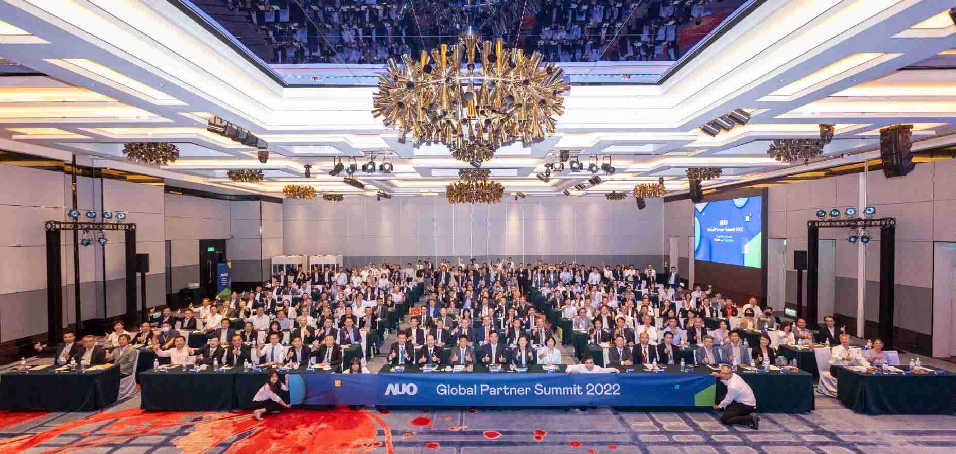 友達推動「安心、、創新、、用心、、、同心、、、盡心」五星職旅，，為菲籍員工打造全方位照護，，，首度贏得「人權實踐與發展領袖獎」殊榮