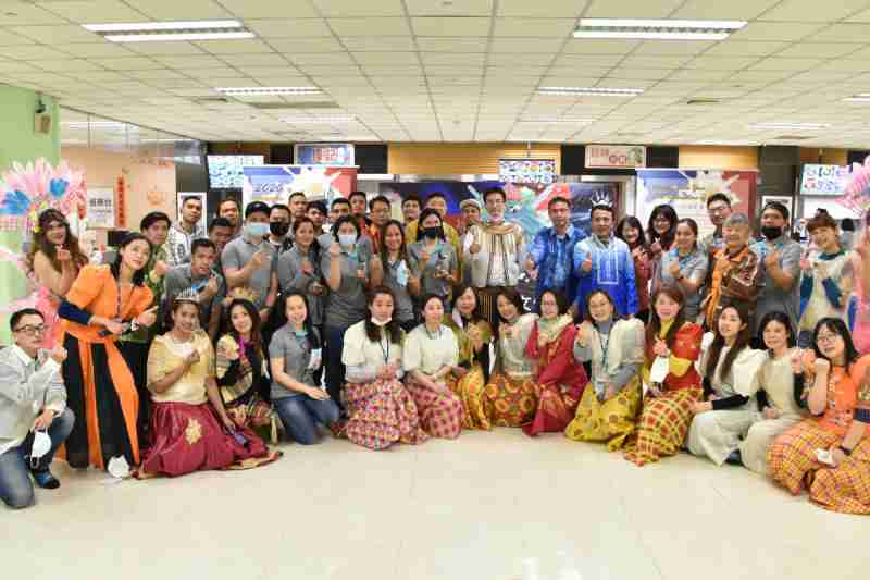 友達推動「安心、、創新、、、、用心、、同心、、、盡心」五星職旅，，，，為菲籍員工打造全方位照護，，首度贏得「人權實踐與發展領袖獎」殊榮