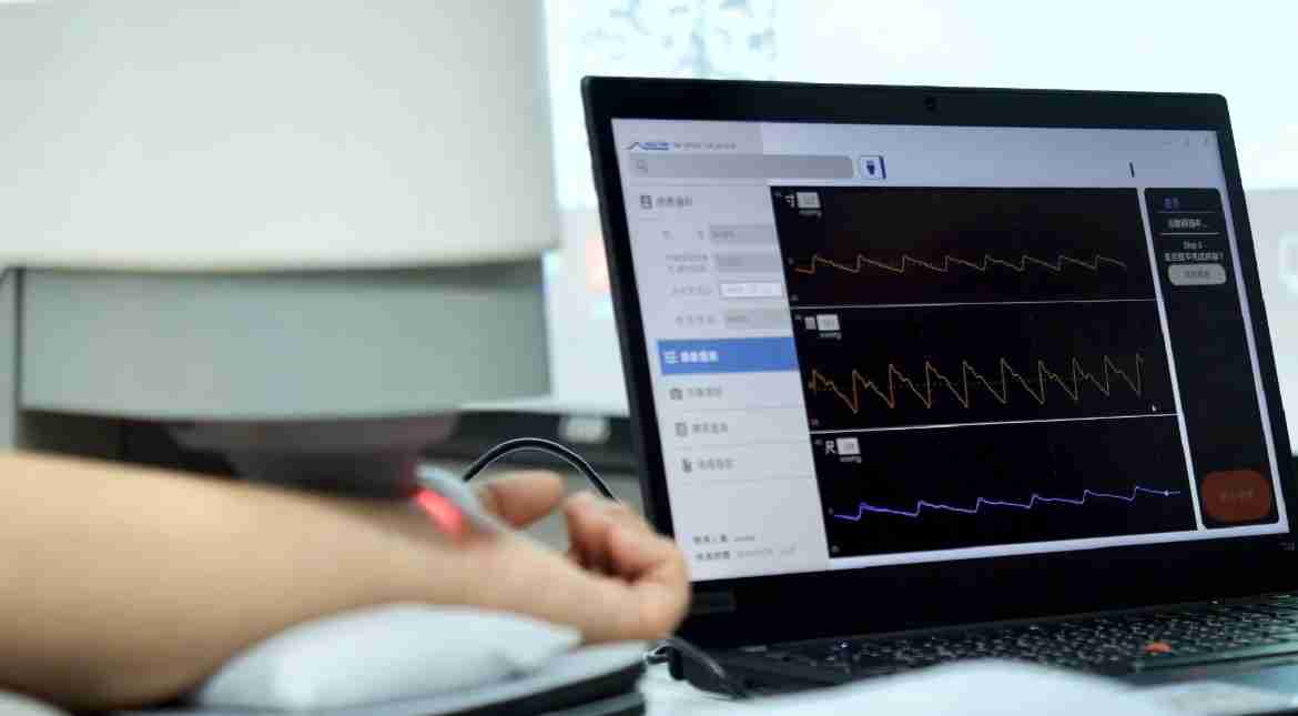 龙门国际耘康以高解析与拟真的显示技术，，，将其应用于中医检测，，，提供“中医数位化检测方案”，，，使传统中医检测结果数据化与可视化