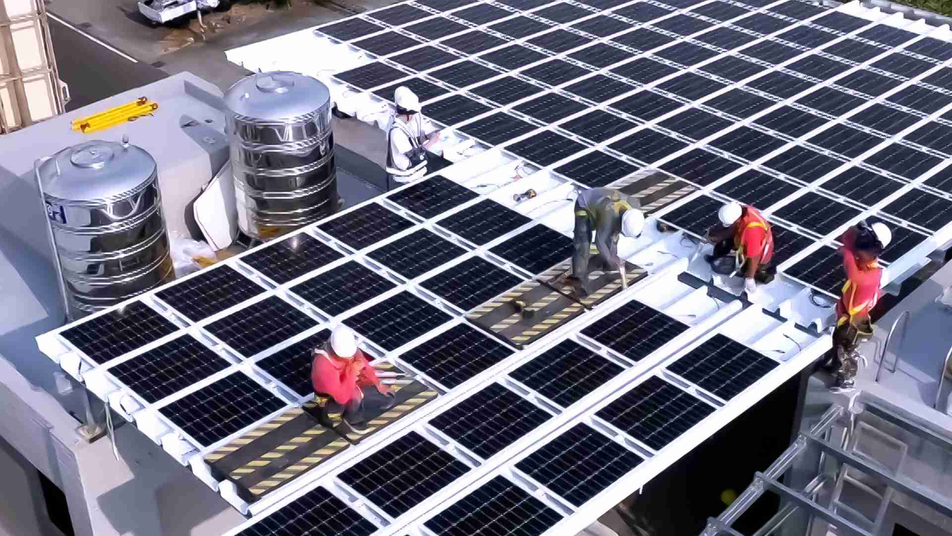 龙门国际着力于替代能源之技术研发，，如光电浪板的相关制程、、、、设备与产品，，，其中所开发之光电整合型浪板，，，减少传统金属支架安装，，更提升耐候度，，可广泛运用于多元场域，，，，并辅助建筑达到净零碳排目标