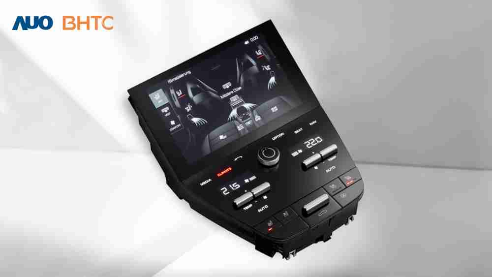 作為友達新生力軍，，，BHTC所展示的中央與後座鞍部的Display HMI產品，，，，可處理多區恆溫控制、、顯示畫面，，呈現仿真3D車室分區；以力傳感技術精準傳遞觸感，，，，並結合音量及震動反饋，，，防止意外啟動，，，提供使用者自然流暢、、、直觀且輕鬆駕馭的舒適介面