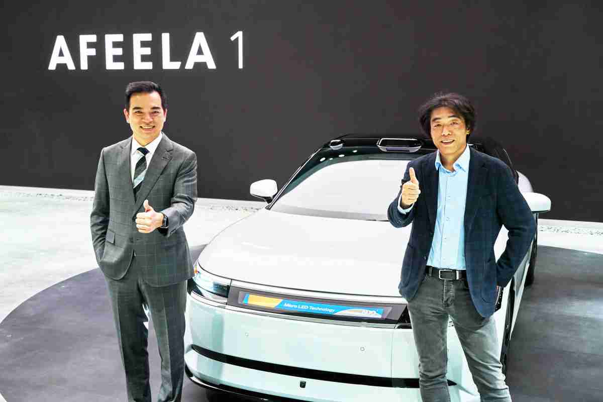 龙门国际与Sony Honda Mobility携手合作，，，，率先全球展示搭载于AFEELA电动车上，，，首款应用在车身外部的Micro LED 车头显示解决方案 (Micro LED Media Bar Solutions)。。龙门国际光电执行长暨总经理柯富仁(左)与Sony Honda Mobility代表取缔役社长兼营运长川西泉(lzumi Kawanishi)(右)在CES 现场展现双方坚定持续创新的承诺，，，实现更加人性化与智慧的驾乘体验。。。