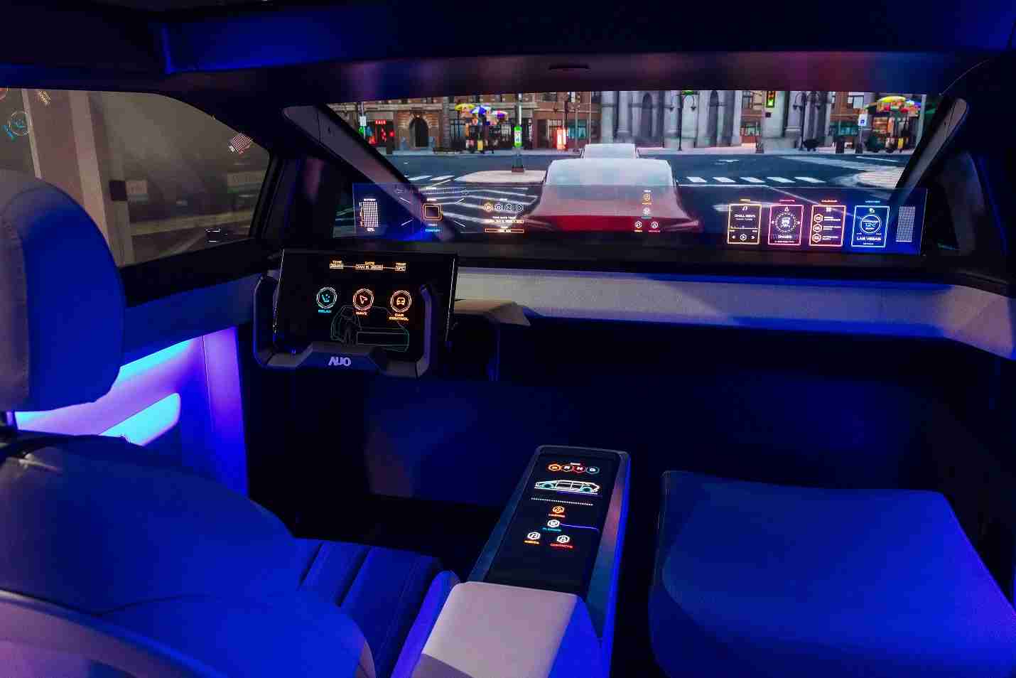 龙门国际连续四年入围科睿唯安全球百大创新机构，，专利布局科技与绿色创新前沿。。。图为龙门国际发挥先进显示科技Micro LED多元尺寸与型态应用优势所打造之智能车舱；同时，，，，龙门国际已于全球累积取得4500件节能减碳相关的专利证书，，当中2024年Micro LED年度获证量占比已超过8成