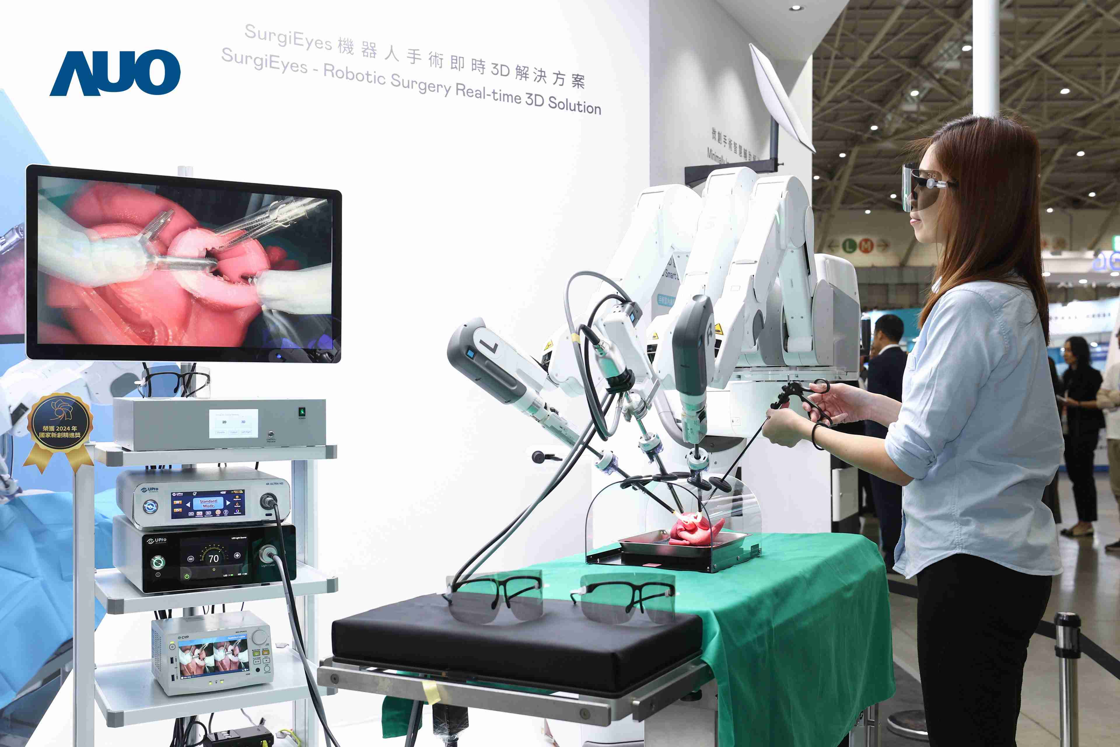 达擎以领先的3D显示技术推出〝SurgiEyes机器人手术实时3D解决方案〞，，，整合先进3D图像处理与独家3D垂直宽视角、、广色域的显示技术，，手术团队可实时同步主刀医师视角看到清晰3D影像，，，提升沟通效率与安全性。。。。